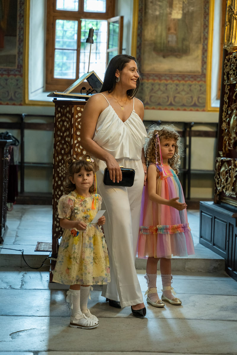 Майка с две момиченца в църквата