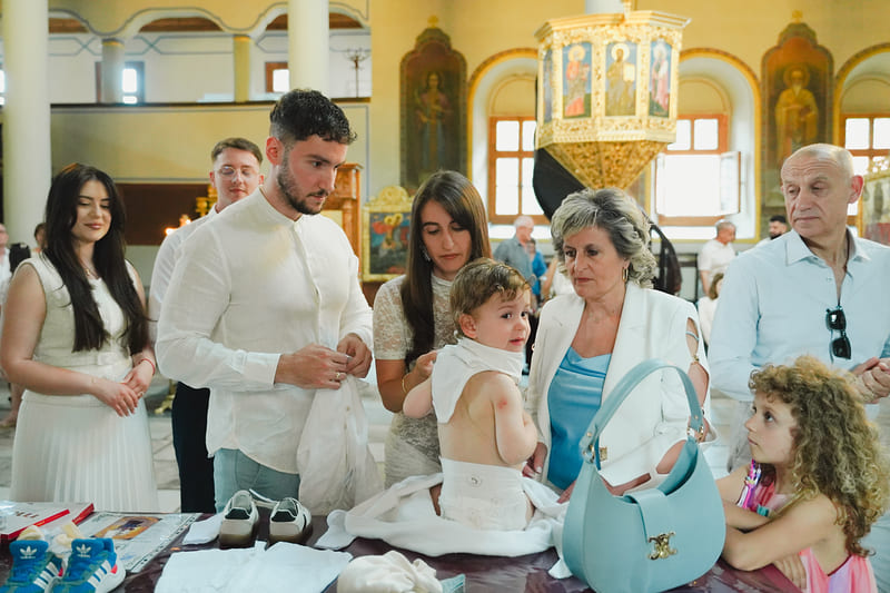 Роднини приготвят момченцето за кръщението