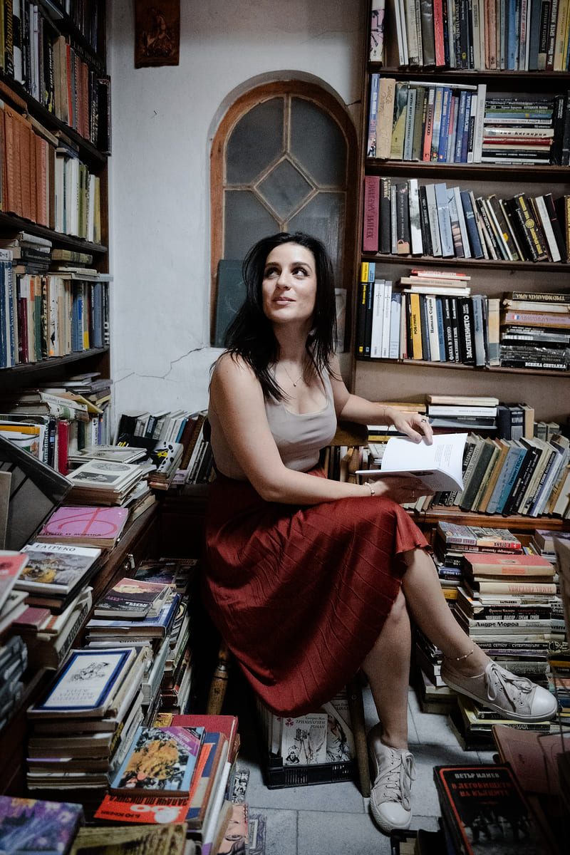 Жена чете книга в стара книжарница