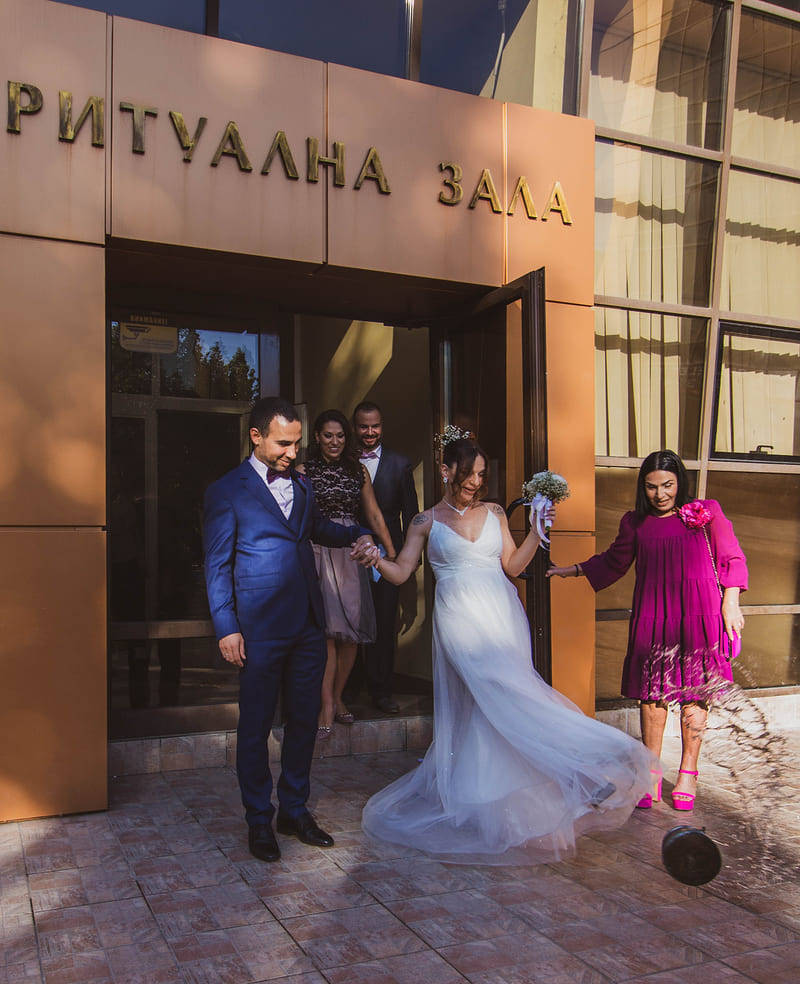 Младоженци излизат от ритуалната зала